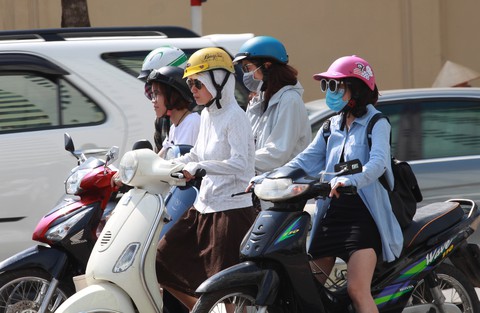 Dân Hà Nội như Ninja trong nắng nóng đầu mùa - Ảnh 4. Dân Hà Nội như Ninja trong nắng nóng đầu mùa - Ảnh 4.