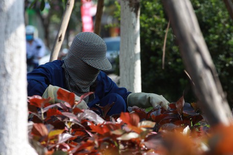 Dân Hà Nội như Ninja trong nắng nóng đầu mùa - Ảnh 8. Dân Hà Nội như Ninja trong nắng nóng đầu mùa - Ảnh 8.