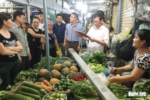 Tiểu thương bỏ chạy khi thanh sắt 3,5m xuyên thủng mái chợ - Ảnh 3.
