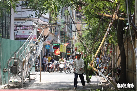 Đứt cáp treo giàn lau kính, 2 người đi đường bị thương - Ảnh 1. Đứt cáp treo giàn lau kính, 2 người đi đường bị thương - Ảnh 1.