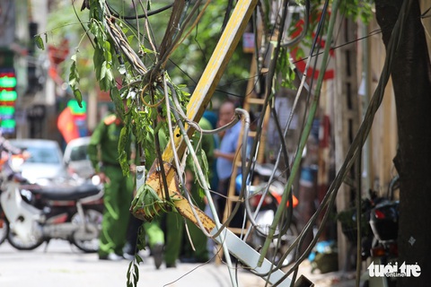 Đứt cáp treo giàn lau kính, 2 người đi đường bị thương - Ảnh 3. Đứt cáp treo giàn lau kính, 2 người đi đường bị thương - Ảnh 3.