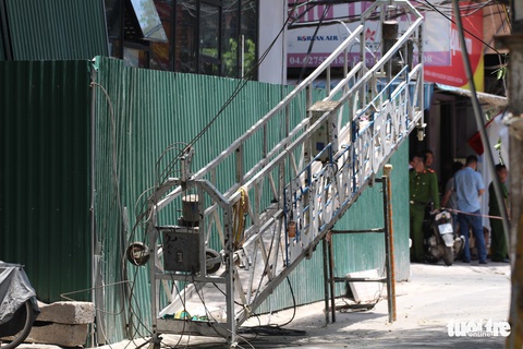 Đứt cáp treo giàn lau kính, 2 người đi đường bị thương - Ảnh 2. Đứt cáp treo giàn lau kính, 2 người đi đường bị thương - Ảnh 2.