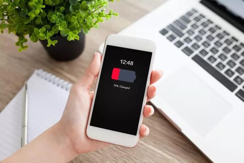 Phải làm sao khi iPhone chai pin? - Ảnh 1. Phải làm sao khi iPhone chai pin? - Ảnh 1.