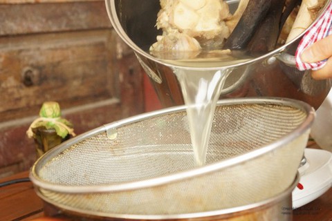 Trẻ chỉ ăn nước hầm xương có đảm bảo dinh dưỡng? - Ảnh 1. Trẻ chỉ ăn nước hầm xương có đảm bảo dinh dưỡng? - Ảnh 1.