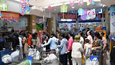 Tuần cuối dồn khuyến mãi, bãi giữ xe của Co.opmart không còn chỗ - Ảnh 1. Tuần cuối dồn khuyến mãi, bãi giữ xe của Co.opmart không còn chỗ - Ảnh 1.