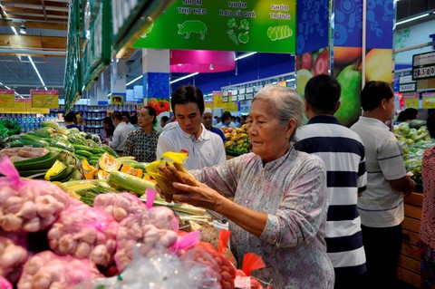 Tuần cuối dồn khuyến mãi, bãi giữ xe của Co.opmart không còn chỗ - Ảnh 2. Tuần cuối dồn khuyến mãi, bãi giữ xe của Co.opmart không còn chỗ - Ảnh 2.