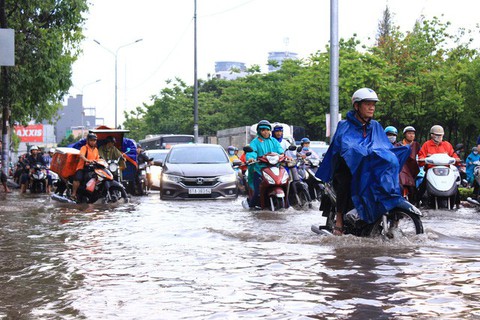 Đường Nguyễn Hữu Cảnh lại ngập nặng dù có siêu máy bơm - Ảnh 5. Đường Nguyễn Hữu Cảnh lại ngập nặng dù có siêu máy bơm - Ảnh 5.