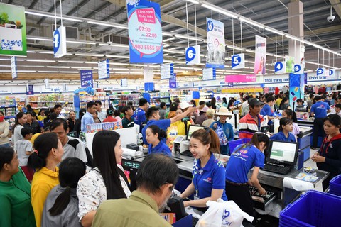 Tuần cuối dồn khuyến mãi, bãi giữ xe của Co.opmart không còn chỗ - Ảnh 3. Tuần cuối dồn khuyến mãi, bãi giữ xe của Co.opmart không còn chỗ - Ảnh 3.
