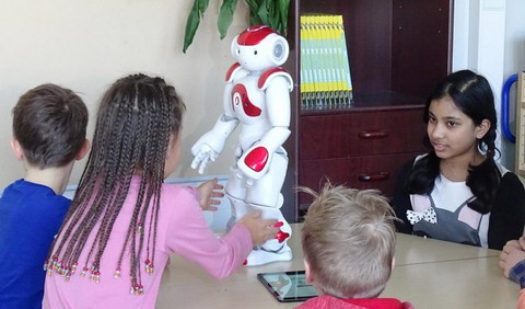 Tương lai robot sẽ dạy chính, thầy cô chỉ trợ giảng? - Ảnh 1. Tương lai robot sẽ dạy chính, thầy cô chỉ trợ giảng? - Ảnh 1.
