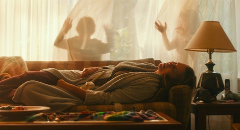 Charlize Theron tăng 22 kí để làm bà mẹ bỉm sữa trên phim - Ảnh 2. Charlize Theron tăng 22 kí để làm bà mẹ bỉm sữa trên phim - Ảnh 2.