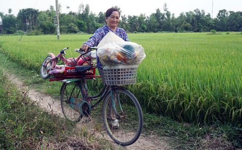 Nghệ nhân bài chòi... mua ve chai, bán vé số - Ảnh 1. Nghệ nhân bài chòi... mua ve chai, bán vé số - Ảnh 1.