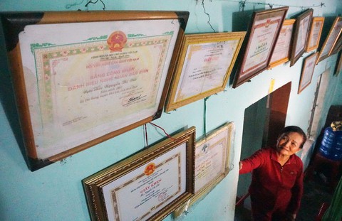 Nghệ nhân bài chòi... mua ve chai, bán vé số - Ảnh 3. Nghệ nhân bài chòi... mua ve chai, bán vé số - Ảnh 3.