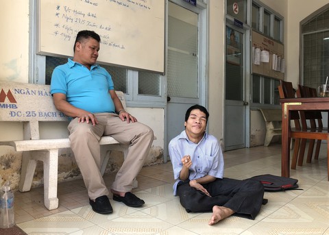 Đứa em tật nguyền thắng kiện nhưng đau, đau… lòng lắm - Ảnh 2. Đứa em tật nguyền thắng kiện nhưng đau, đau… lòng lắm - Ảnh 2.