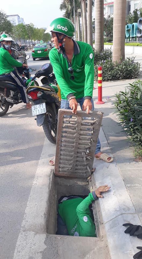 Tài xế GrabBike chui cống tìm thẻ ngân hàng giúp cô gái Anh - Ảnh 1. Tài xế GrabBike chui cống tìm thẻ ngân hàng giúp cô gái Anh - Ảnh 1.