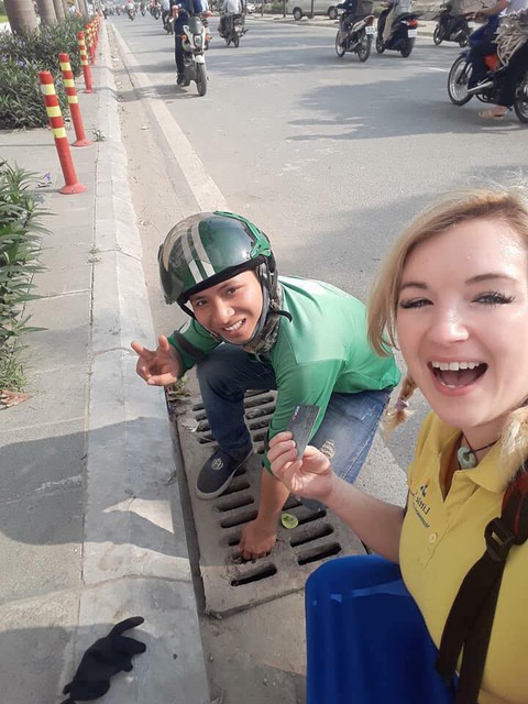 Tài xế GrabBike chui cống tìm thẻ ngân hàng giúp cô gái Anh - Ảnh 2. Tài xế GrabBike chui cống tìm thẻ ngân hàng giúp cô gái Anh - Ảnh 2.