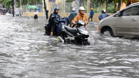 Sài Gòn mưa lớn đầu mùa, khắp nơi lại điệp khúc ngập - Ảnh 1. Sài Gòn mưa lớn đầu mùa, khắp nơi lại điệp khúc ngập - Ảnh 1.