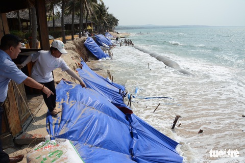 Biển nuốt resort do doanh nghiệp tự ý làm bờ kè - Ảnh 1. Biển nuốt resort do doanh nghiệp tự ý làm bờ kè - Ảnh 1.