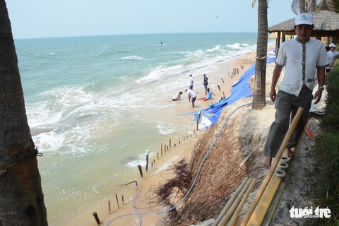 Biển nuốt resort do doanh nghiệp tự ý làm bờ kè - Ảnh 3. Biển nuốt resort do doanh nghiệp tự ý làm bờ kè - Ảnh 3.