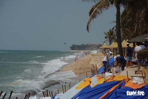 Biển nuốt resort do doanh nghiệp tự ý làm bờ kè - Ảnh 4. Biển nuốt resort do doanh nghiệp tự ý làm bờ kè - Ảnh 4.