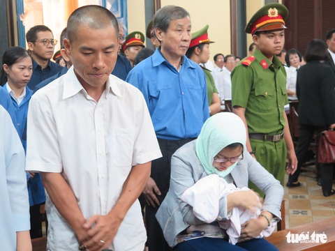 Nguyên trợ lý bà Hứa Thị Phấn ôm con chưa đầy tháng đến tòa - Ảnh 1. Nguyên trợ lý bà Hứa Thị Phấn ôm con chưa đầy tháng đến tòa - Ảnh 1.