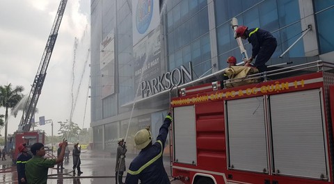 Diễn tập phòng cháy chữa cháy và cứu nạn cứu hộ tại C.T Plaza Trường Sơn - Ảnh 2. Diễn tập phòng cháy chữa cháy và cứu nạn cứu hộ tại C.T Plaza Trường Sơn - Ảnh 2.