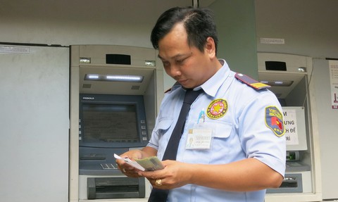 Than lỗ, nhiều ngân hàng muốn tăng phí rút tiền ATM - Ảnh 1. Than lỗ, nhiều ngân hàng muốn tăng phí rút tiền ATM - Ảnh 1.