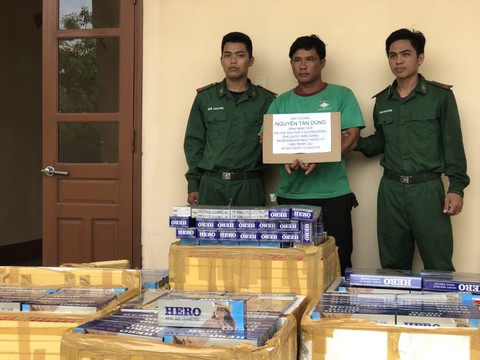 Phú Quốc bắt giữ tàu cá không số chở 6.000 gói thuốc lá lậu - Ảnh 1. Phú Quốc bắt giữ tàu cá không số chở 6.000 gói thuốc lá lậu - Ảnh 1.