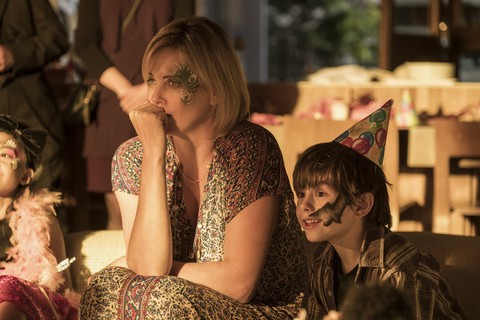 Charlize Theron tăng 22 kí để làm bà mẹ bỉm sữa trên phim - Ảnh 6. Charlize Theron tăng 22 kí để làm bà mẹ bỉm sữa trên phim - Ảnh 6.