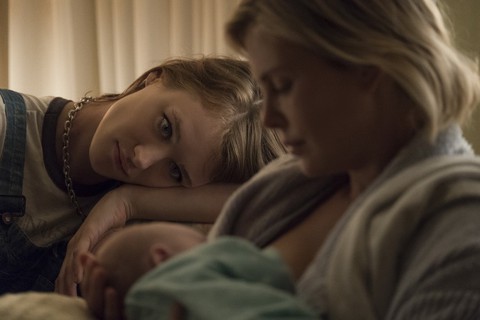 Charlize Theron tăng 22 kí để làm bà mẹ bỉm sữa trên phim - Ảnh 9. Charlize Theron tăng 22 kí để làm bà mẹ bỉm sữa trên phim - Ảnh 9.