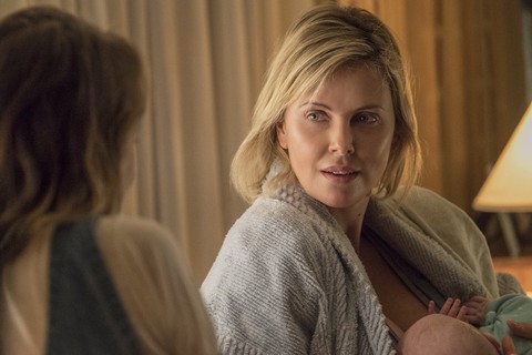 Charlize Theron tăng 22 kí để làm bà mẹ bỉm sữa trên phim - Ảnh 3. Charlize Theron tăng 22 kí để làm bà mẹ bỉm sữa trên phim - Ảnh 3.