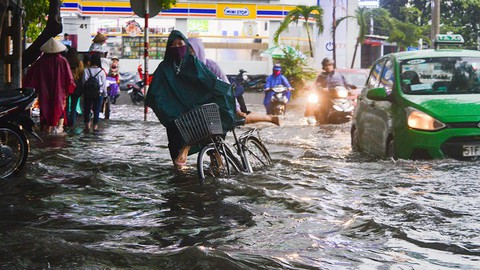 Sài Gòn mưa lớn đầu mùa, khắp nơi lại điệp khúc ngập - Ảnh 4. Sài Gòn mưa lớn đầu mùa, khắp nơi lại điệp khúc ngập - Ảnh 4.