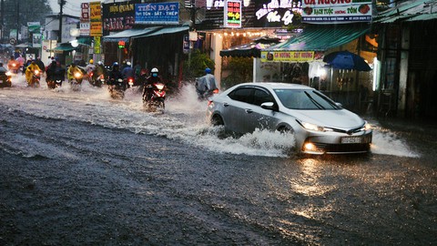 Sài Gòn mưa lớn đầu mùa, khắp nơi lại điệp khúc ngập - Ảnh 6. Sài Gòn mưa lớn đầu mùa, khắp nơi lại điệp khúc ngập - Ảnh 6.
