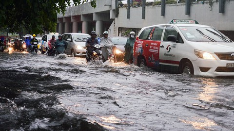 Sài Gòn mưa lớn đầu mùa, khắp nơi lại điệp khúc ngập - Ảnh 8. Sài Gòn mưa lớn đầu mùa, khắp nơi lại điệp khúc ngập - Ảnh 8.