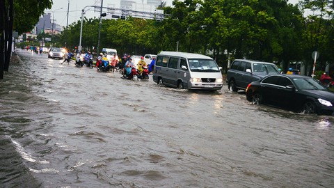 Sài Gòn mưa lớn đầu mùa, khắp nơi lại điệp khúc ngập - Ảnh 10. Sài Gòn mưa lớn đầu mùa, khắp nơi lại điệp khúc ngập - Ảnh 10.