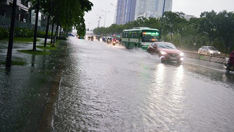 Sài Gòn mưa lớn đầu mùa, khắp nơi lại điệp khúc ngập - Ảnh 9. Sài Gòn mưa lớn đầu mùa, khắp nơi lại điệp khúc ngập - Ảnh 9.