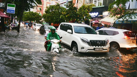 Sài Gòn mưa lớn đầu mùa, khắp nơi lại điệp khúc ngập - Ảnh 11. Sài Gòn mưa lớn đầu mùa, khắp nơi lại điệp khúc ngập - Ảnh 11.