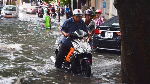 Sài Gòn mưa lớn đầu mùa, khắp nơi lại điệp khúc ngập - Ảnh 12. Sài Gòn mưa lớn đầu mùa, khắp nơi lại điệp khúc ngập - Ảnh 12.
