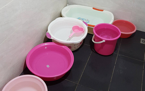 Dân chung cư cao cấp khốn khổ vì thiếu nước giữa nắng nóng - Ảnh 2. Dân chung cư cao cấp khốn khổ vì thiếu nước giữa nắng nóng - Ảnh 2.
