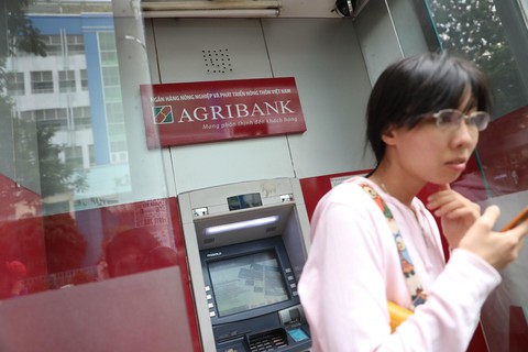 Ngân hàng Nhà nước chỉ đạo tạm dừng tăng phí ATM - Ảnh 1. Ngân hàng Nhà nước chỉ đạo tạm dừng tăng phí ATM - Ảnh 1.