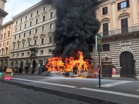Xe buýt liên tục bốc cháy bí ẩn giữa Roma - Ảnh 1. Xe buýt liên tục bốc cháy bí ẩn giữa Roma - Ảnh 1.