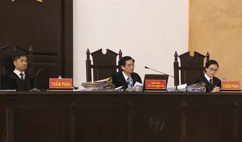 Phiên tòa ông Đinh La Thăng nghỉ sớm chờ triệu tập người quan trọng - Ảnh 2. Phiên tòa ông Đinh La Thăng nghỉ sớm chờ triệu tập người quan trọng - Ảnh 2.