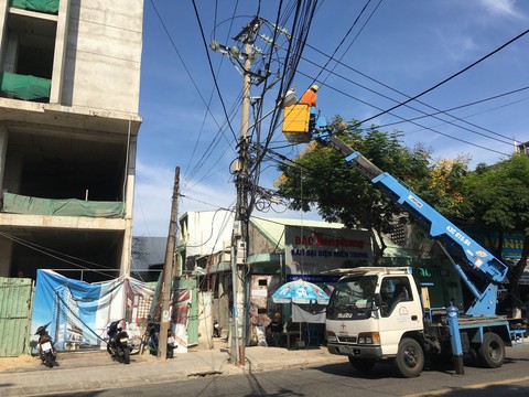Rơi sắt từ công trình 21 tầng, toàn khu vực mất điện - Ảnh 1. Rơi sắt từ công trình 21 tầng, toàn khu vực mất điện - Ảnh 1.