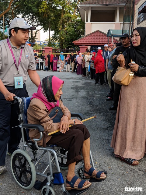 Gần 14,5 triệu cử tri Malaysia đi bỏ phiếu - Ảnh 4. Gần 14,5 triệu cử tri Malaysia đi bỏ phiếu - Ảnh 4.