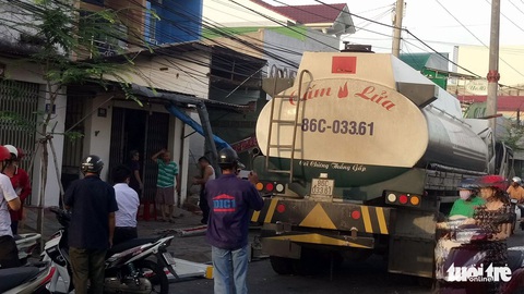 Đang say ngủ bị xe bồn húc tung cửa nhà - Ảnh 3. Đang say ngủ bị xe bồn húc tung cửa nhà - Ảnh 3.