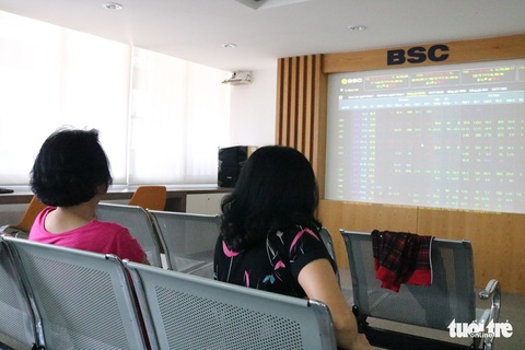 Chứng khoán dao động dữ dội, HNX Index đỏ rực suốt phiên - Ảnh 1. Chứng khoán dao động dữ dội, HNX Index đỏ rực suốt phiên - Ảnh 1.