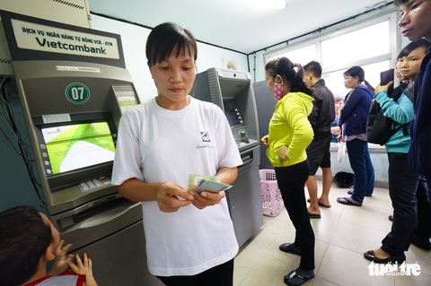 Hai ông lớn VietinBank, Vietcombank tăng phí rút tiền ATM - Ảnh 1. Hai ông lớn VietinBank, Vietcombank tăng phí rút tiền ATM - Ảnh 1.