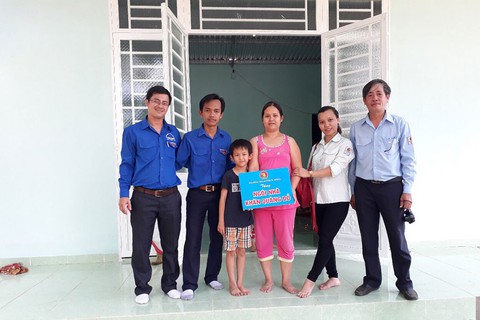 Ngôi nhà khăn quàng đỏ xây từ quỹ tiết kiệm của học sinh - Ảnh 1. Ngôi nhà khăn quàng đỏ xây từ quỹ tiết kiệm của học sinh - Ảnh 1.