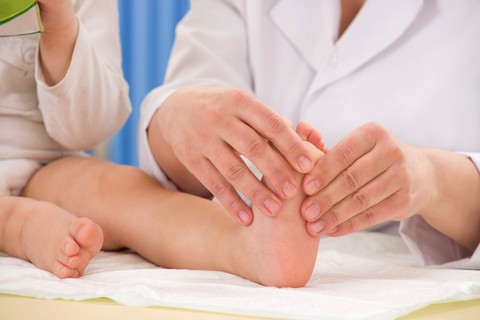 Bệnh khớp mãn tính ở trẻ em có khả năng gây tàn phế - Ảnh 1. Bệnh khớp mãn tính ở trẻ em có khả năng gây tàn phế - Ảnh 1.