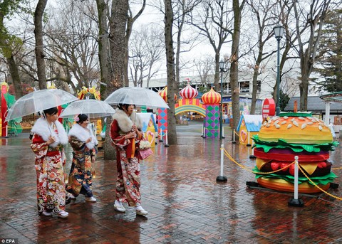 Thiếu nữ Nhật rạng rỡ kimono trong lễ trưởng thành - Ảnh 6. Thiếu nữ Nhật rạng rỡ kimono trong lễ trưởng thành - Ảnh 6.