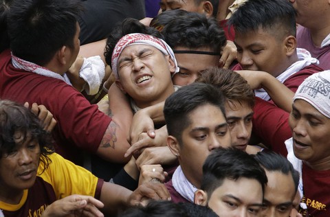 Chen lấn kinh hoàng tại lễ hội Black Nazarene ở Philippines - Ảnh 6. Chen lấn kinh hoàng tại lễ hội Black Nazarene ở Philippines - Ảnh 6.